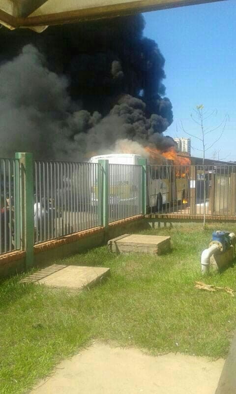 Ônibus pega fogo em frente ao Hospital das Clínicas 6