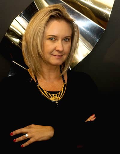  Isabella Blanco usa colar feito a partir de alça de bolsa de baquelite (1930).