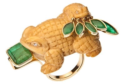 Sapo de marfim oriental (1930) ganha adornos de  esmeraldas para compor anel de ouro amarelo.