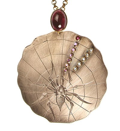 Pingente produzido a partir de tampa de pó compacto Art déco de prata (1930).