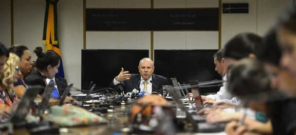 Ministro em reunião ontem que definiu novas regras