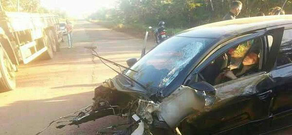 Acidente na BR- 364 deixa carro destruído