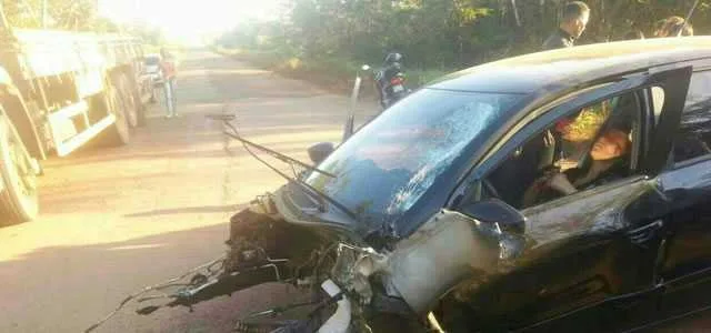 Acidente na BR- 364 deixa carro destruído