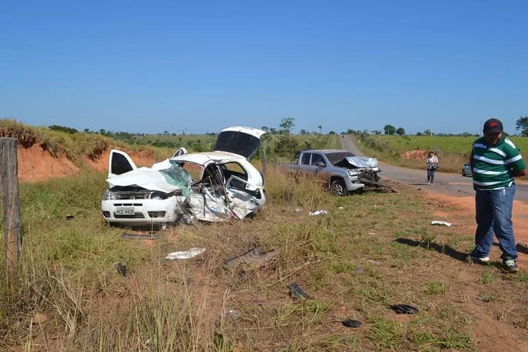 Acidente na BR-317 deixa três pessoas mortas e uma ferida