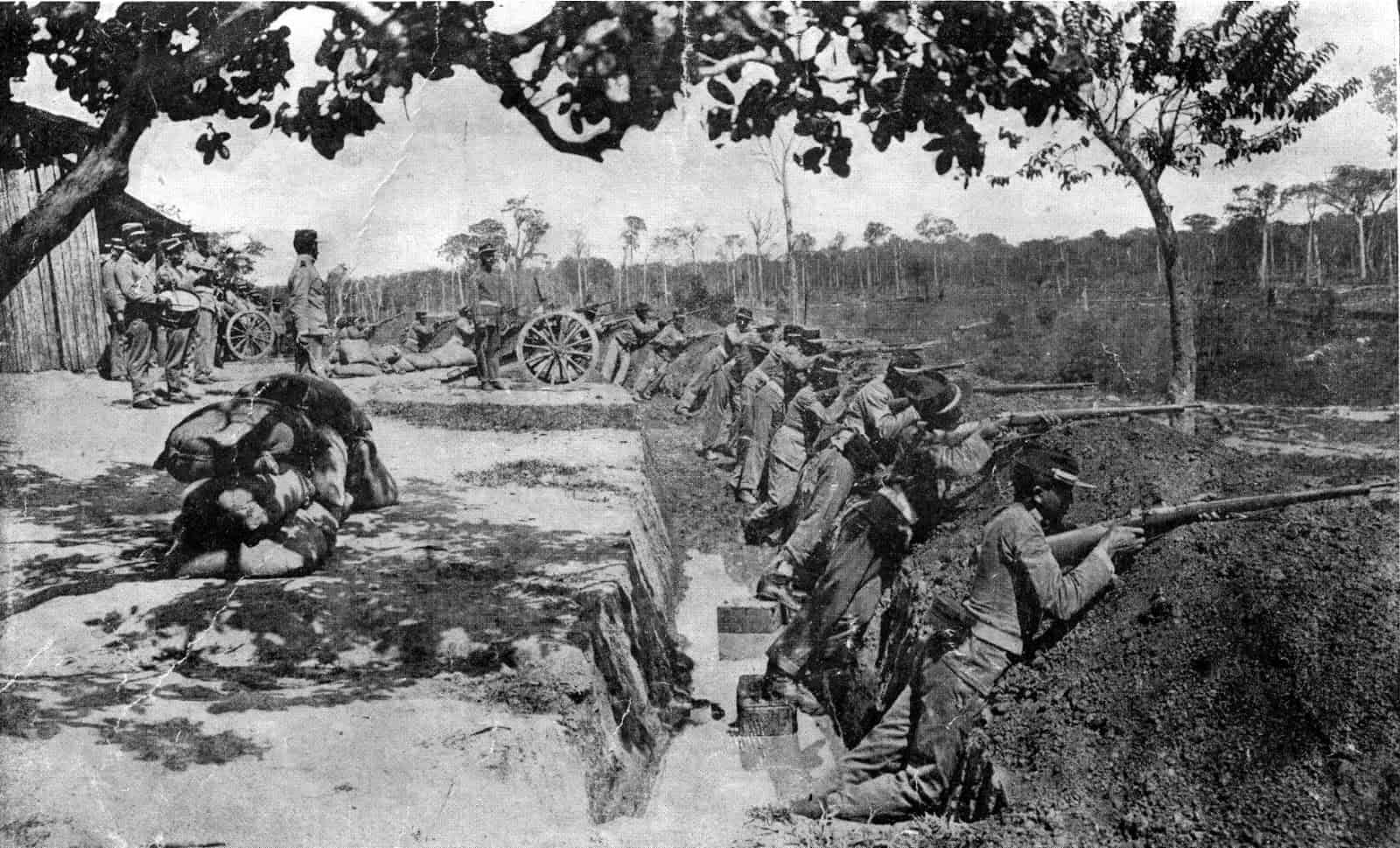 No auge da epopéia, soldados brasileiros resistem em trincheira contra bolivianos  