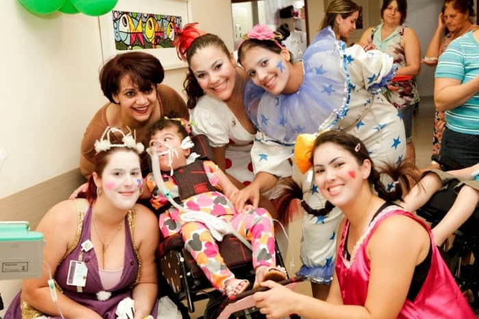 Lourdes (1ª no alto à esq.) com a filha Victoria e “doutoras da alegria” em hospital  