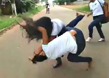 Jovens foram filmadas brigando em Senador Guiomard