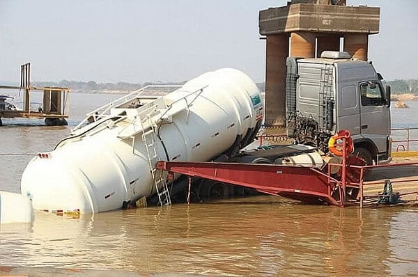 Carreta carregada com 50 mil litros de óleo diesel cai de balsa no Rio Madeira