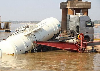 Carreta carregada com 50 mil litros de óleo diesel cai de balsa no Rio Madeira