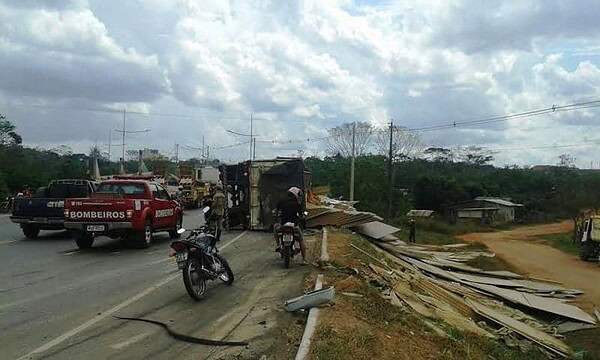 Carreta com compensados tomba próximo à terceira ponte