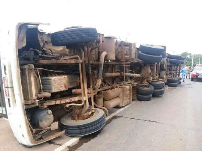 Carreta com compensados tomba próximo a terceira ponte