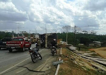 Carreta com compensados tomba próximo à terceira ponte