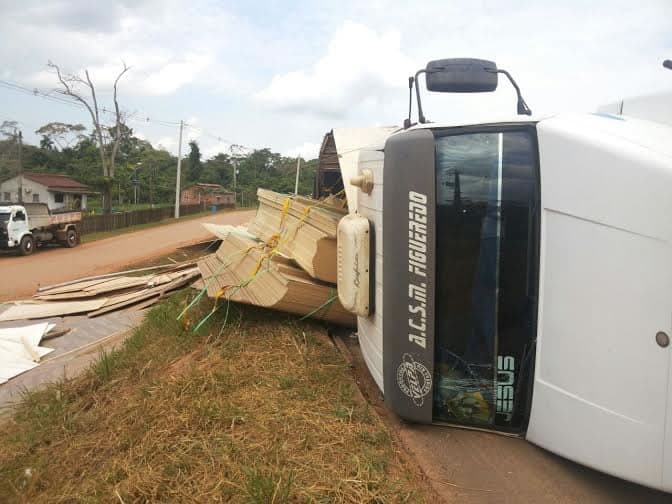 Carreta com compensados tomba próximo a terceira ponte 2
