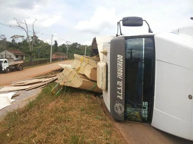 Acidente aconteceu em uma curva na Via Verde