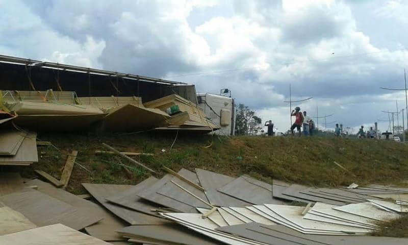 Carreta com compensados tomba próximo a terceira ponte 3