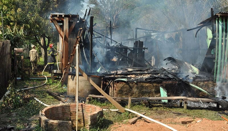 Casa pega fogo no bairro Taquari e proprietário suspeita que possa ter sido criminoso 2
