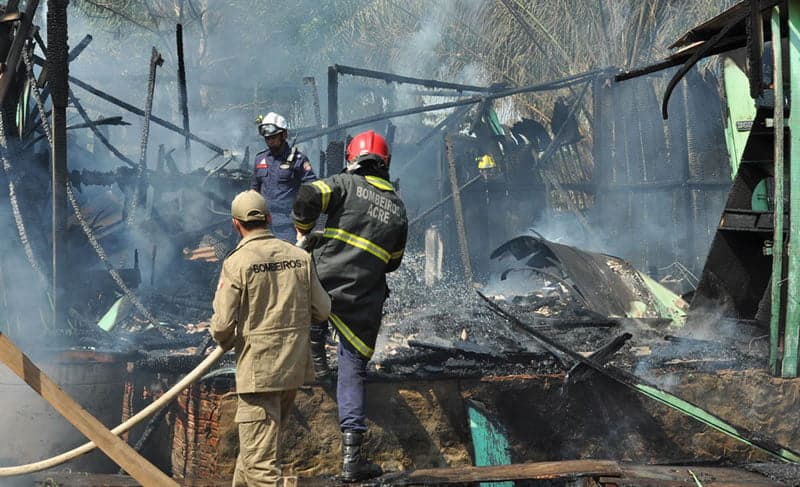 Casa pega fogo no bairro Taquari e proprietário suspeita que possa ter sido criminoso 3