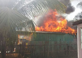 Casa pega fogo e proprietário suspeita que possa ter sido criminoso