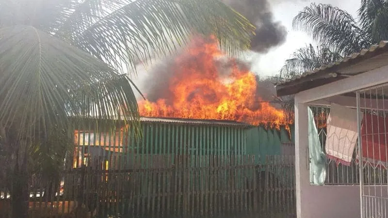 Casa pega fogo e proprietário suspeita que possa ter sido criminoso