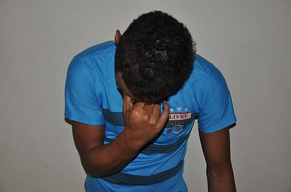 Polícia prende homem acusado de assaltar e esfaquear uma vítima