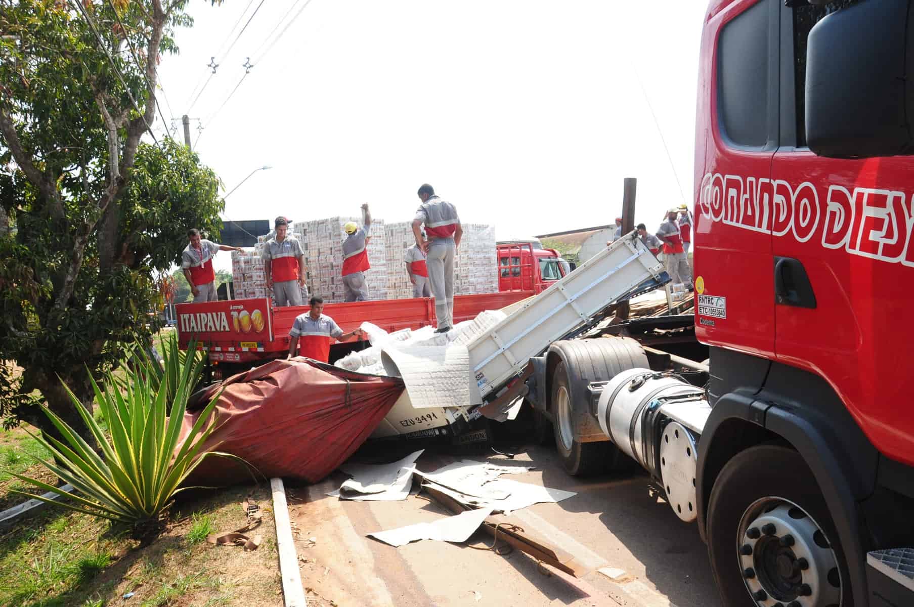 Carreta tomba próximo ao Parque de Exposições e deixa trânsito complicado 1 DSC_0096