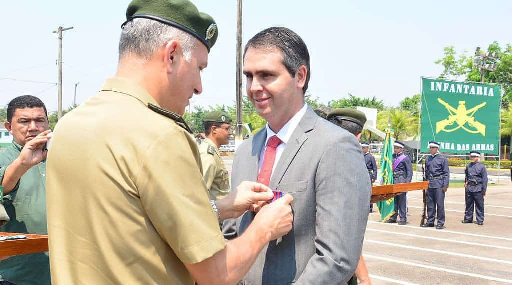 Exército condecora Marcus Alexandre com a Medalha do Pacificador 1 Prefeito recebe a homenagem