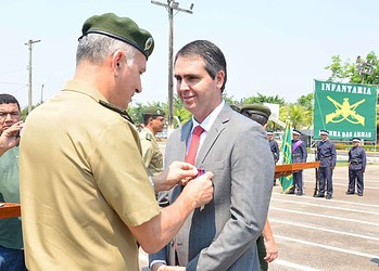 Prefeito recebe a homenagem