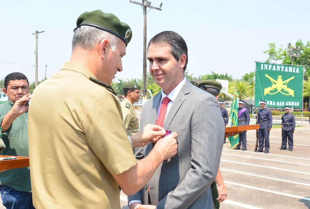 Exército condecora Marcus Alexandre com a Medalha do Pacificador 2 Prefeito recebe a homenagem