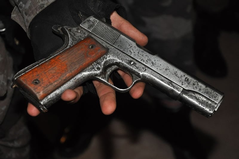 Dois homens são presos com uma pistola 9 milímetros de uso exclusivo das Forças Armadas 1