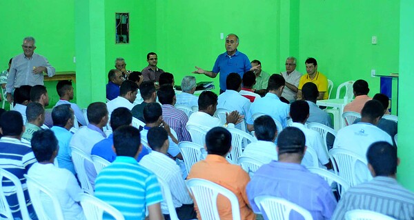 Em Sena, Bocalom e Duarte vêem saneamento precário, flagram"açoite" a marceneiro e anunciam perdão de multas