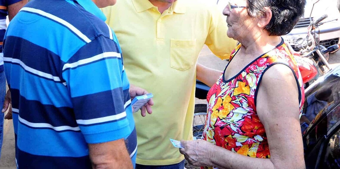 Candidatos conversaram com moradores e comerciantes