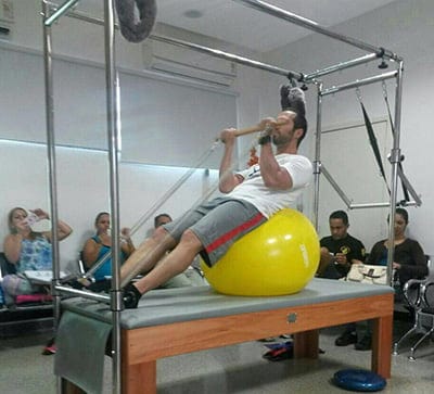 A convite da fisioterapeuta Carol Mansour, o também fisioterapeuta e instrutor de pilates Rodrigo Ladeira, ao lado da sócia Carla Vieira, ministrou com sucesso de 8 a 18 deste mês, na Clínica Integrada Saúde da Mulher, curso completo de pilates e pilates avan-çado. Com gostinho de quero mais, em novembro, a poderosa dupla aterrissa em solo acreano, para ministrar novos cursos. 