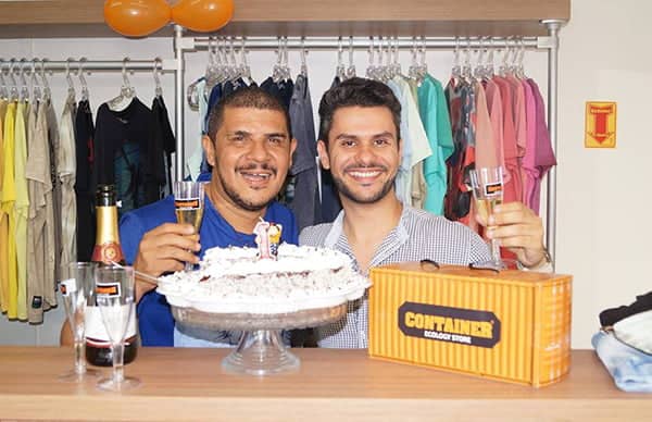 Brindando a vida os amigos Moisés Alencastro e Gustavo Bachiega.