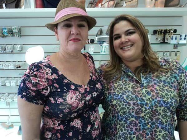 Empresária Karina Bartholo ao lado da prima Toty Dantas, que faz questão de conferir todas as novidades de sua loja.