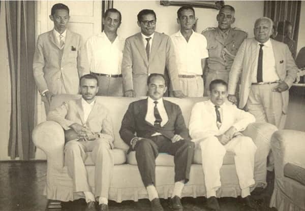 A foto acima registra o principal escalão do último governo do então Território do Acre. Sentados, da esquerda para a direita: Alfredo Sanches Mubárac, governador José Ruy da Silveira  Lino e Dr. José Tomaz Nabuco de Oliveira. Em pé, na mesmo ordem: Dr. Pojucan Ribeiro, Abrahim Isper Jr,Prof. Geraldo  Gurgel de Mesquita (Secretário Geral), Milton Matos Rocha, Cap. Manuel Ramos e  Dr. Garibaldi  Carneiro Brasil.