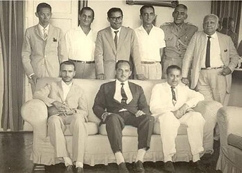 A foto acima registra o principal escalão do último governo do então Território do Acre. Sentados, da esquerda para a direita: Alfredo Sanches Mubárac, governador José Ruy da Silveira  Lino e Dr. José Tomaz Nabuco de Oliveira. Em pé, na mesmo ordem: Dr. Pojucan Ribeiro, Abrahim Isper Jr,Prof. Geraldo  Gurgel de Mesquita (Secretário Geral), Milton Matos Rocha, Cap. Manuel Ramos e  Dr. Garibaldi  Carneiro Brasil.