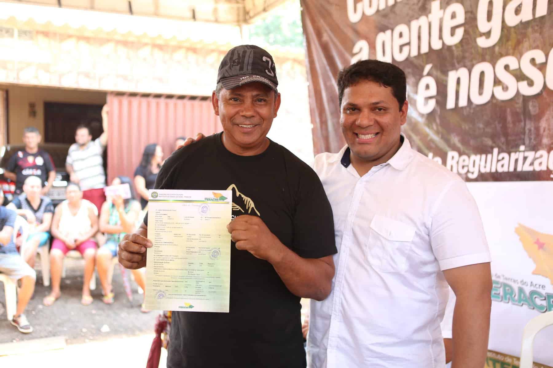 Diretor-presidente do Iteracre entregou título a moradores