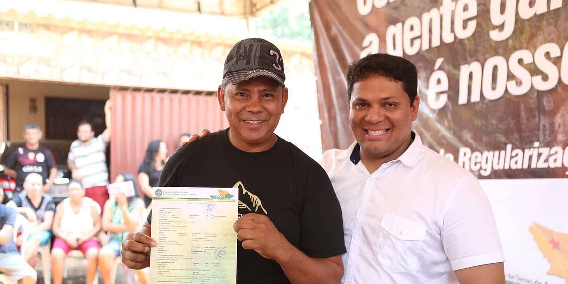 Diretor-presidente do Iteracre entregou título a moradores
