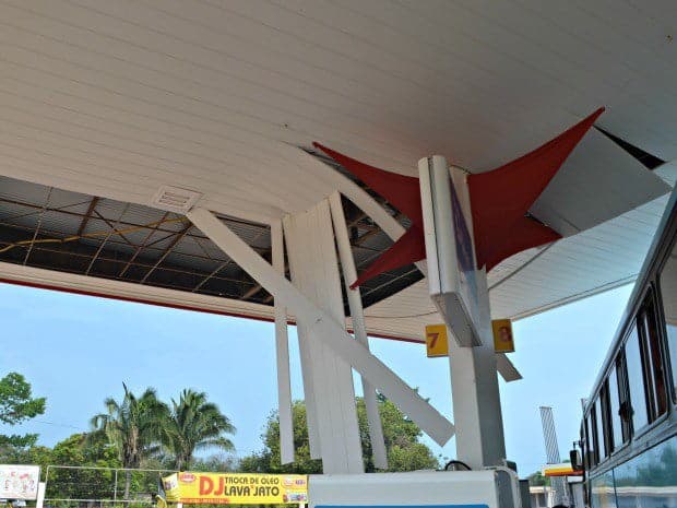 Frente fria chega com granizo e ventanias e destrói vários telhados em Rio Branco 3 Forro do posto de gasolina caiu durante ventania (Foto Denis Henrique G1)