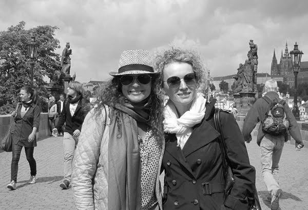 Zinha Ruela com a amiga Susane Maria badalando  pelas belezas de Paris. 