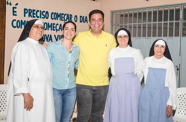 Gladson Cameli recebe o carinho das irmãs dominicanas em Rio Branco