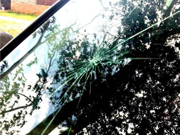 Frente fria chega com granizo e ventanias e destrói vários telhados em Rio Branco 2 Granizo danificou carros durante tempestade (Foto Natan Mota Arquivo pessoal )