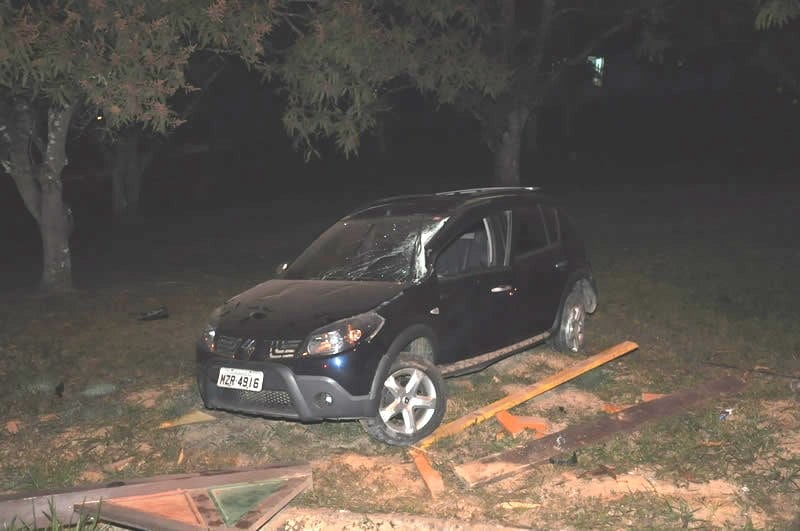 Homem perde o controle e capota o carro na Via Verde 2