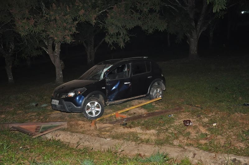 Homem perde o controle e capota o carro na Via Verde 3