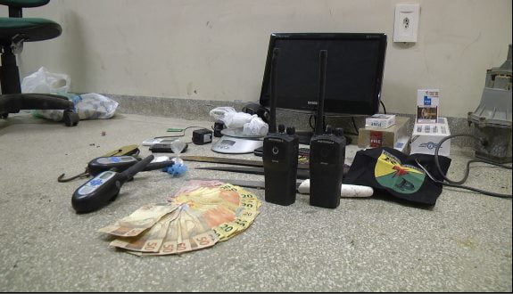 Homem é preso com drogas, armas e rádios comunicado​res