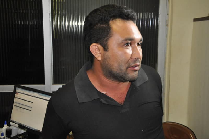 Homem é preso com habilitação e carteira de polÍcia falsificada 2 Homem é preso com habilitação e carteira de polícia falsificada 3