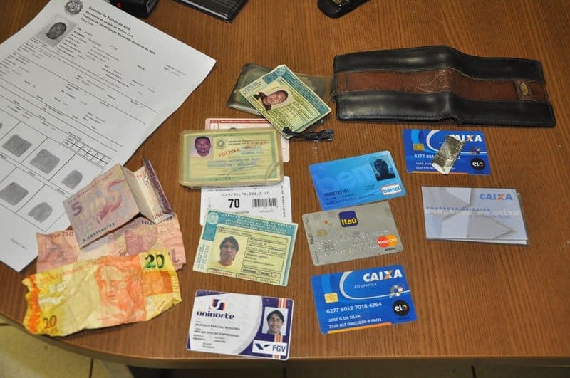 Homem é preso com habilitação e carteira de polÍcia falsificada 3 Homem é preso com habilitação e carteira de polícia falsificada 4