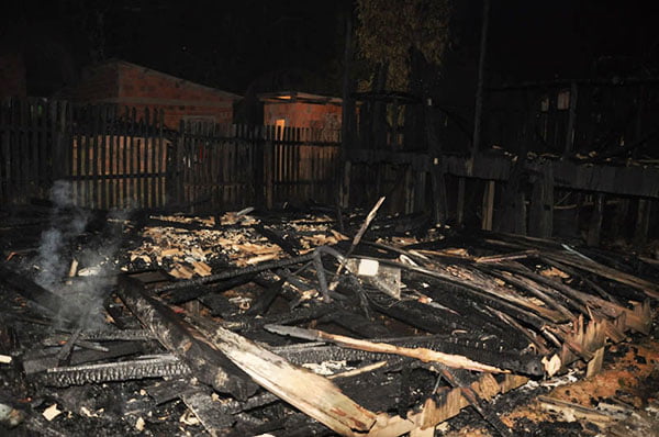 Suposta tentativa de suicídio termina com duas casas incendiadas no Airton Sena 1 Incêndio destrói duas casas no bairro Airton Sena 1