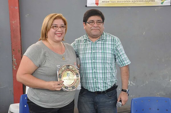 Comitiva de peruanos chega a Rio Branco e é recepcionada por alunos da escola José Rodrigues Leite