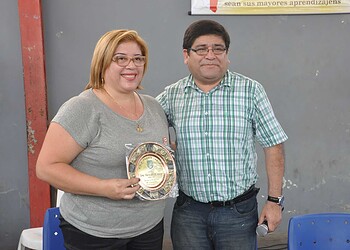 Comitiva de peruanos chega a Rio Branco e é recepcionada por alunos da escola José Rodrigues Leite